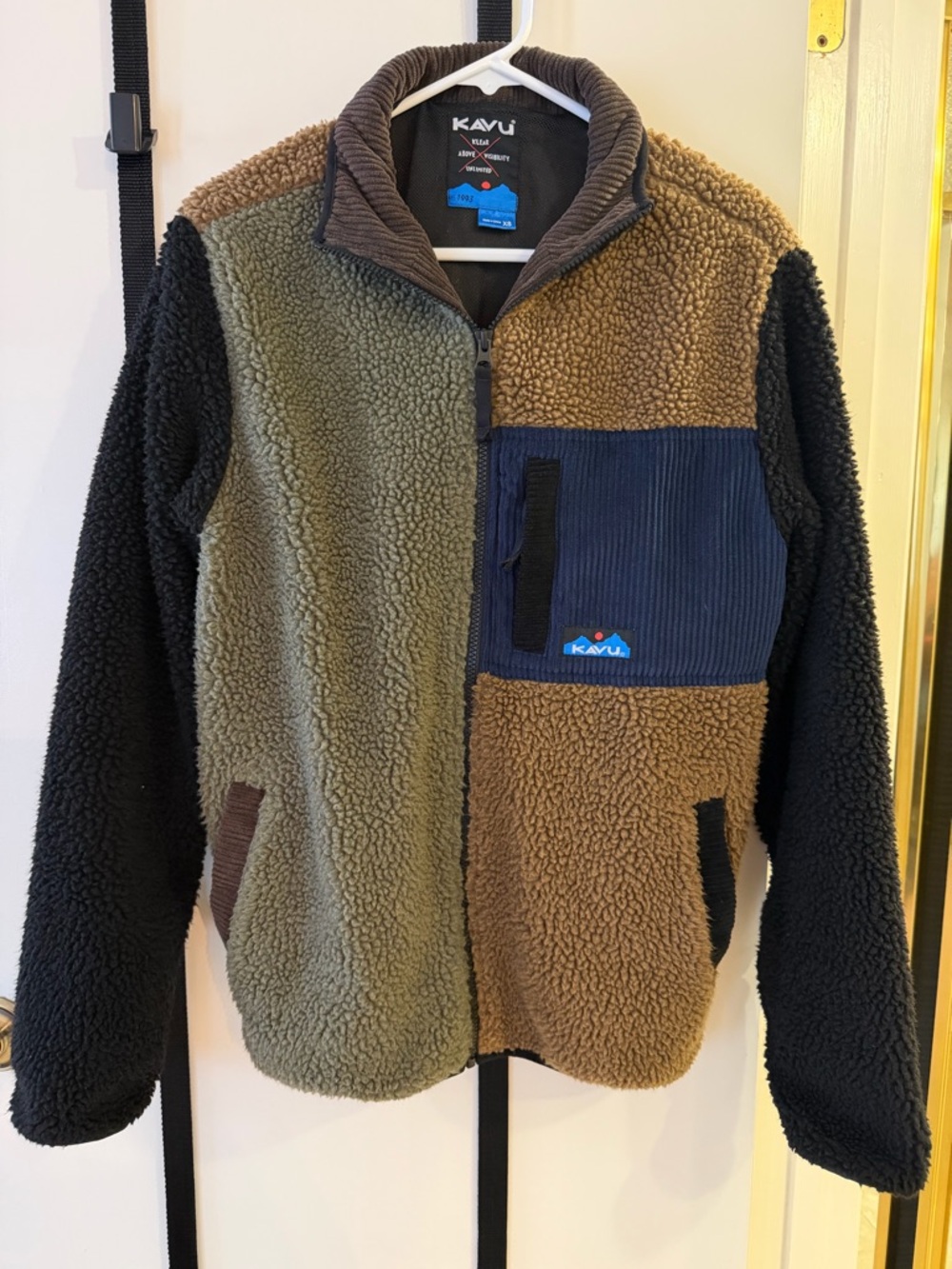 Kavu Men's Colorblock Sherpa Jacket in Olive, Black & Brown with Navy Pocket